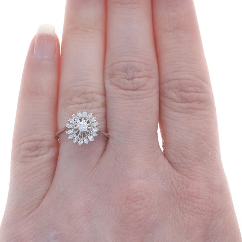 Vintage Halo-Ring aus Weißgold mit Diamanten - 14k rund .38ctw Milgrain Kathedrale, Diamant (Rundschliff) im Angebot