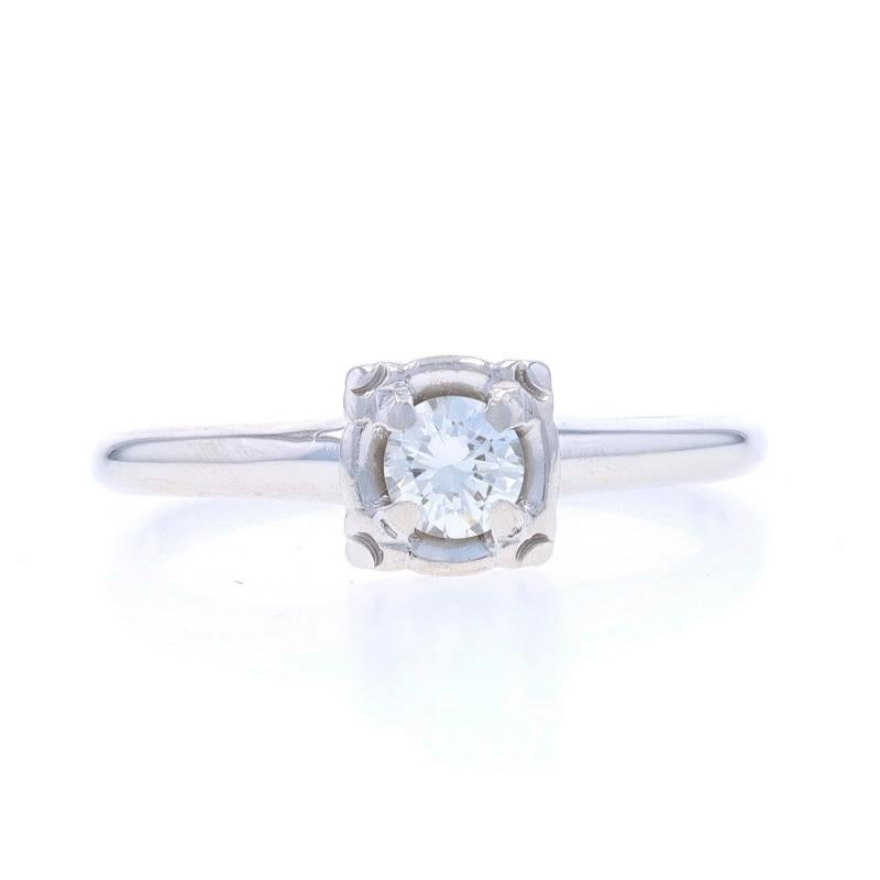 Taille : 6 1/2
Frais de taille : Up&Up 3 tailles pour $35 ou Down 2 tailles pour $35

Époque : Vintage

Contenu métallique : Or blanc 14k

Informations sur les pierres

Diamant naturel
Carat(s) : .25ct
Coupe : Brillant rond
Couleur : G
Clarté :