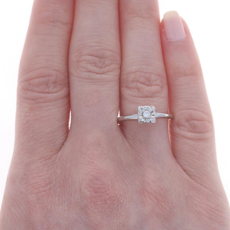 Taille ronde Bague de fiançailles solitaire vintage en or blanc 14 carats avec fleurs rondes et diamants en vente