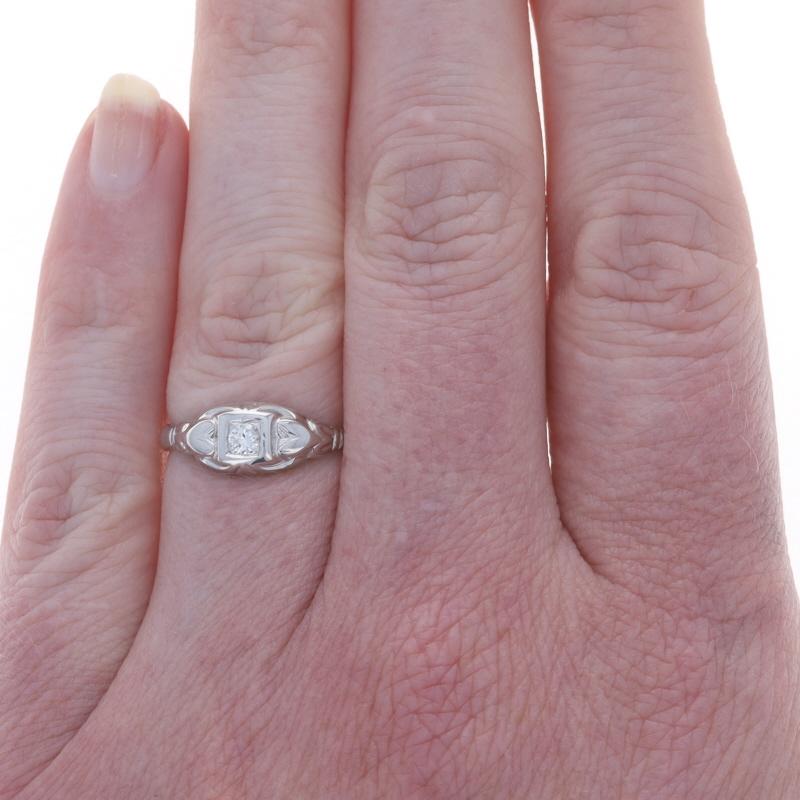 White Gold Diamond Vintage Solitaire Ring - 14k Round Brilliant Hearts (Rundschliff) im Angebot