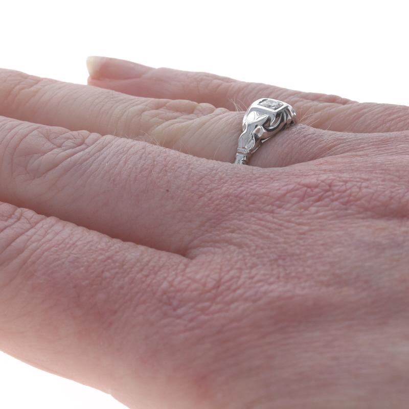 White Gold Diamond Vintage Solitaire Ring - 14k Round Brilliant Hearts Damen im Angebot