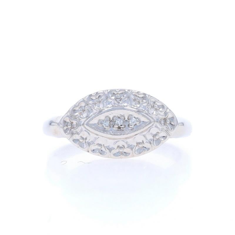 Größe: 5
Gebühr für Größenanpassung: Up 1 1/2 Größen für $35 oder Down 1 Größe für $35

Epoche: Vintage By

Metall Inhalt: 10k Weißgold

Informationen zu Stein
Natürliche Diamanten
Schnitt: Einfach
Steinnote: (drei kleine Akzente)

Stil: