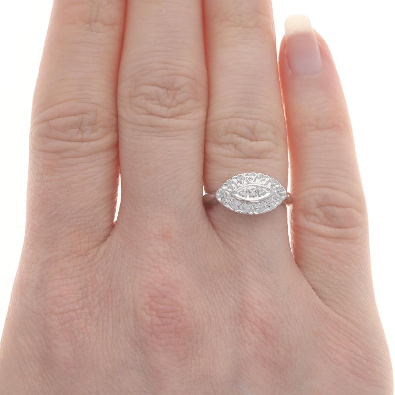 Vintage Dreisteiniger Vintage-Ring aus Weißgold mit Diamanten, 10 Karat einzeln einzelner Karat Jakobsmuschel-Milgrain (Einfacher Schliff)