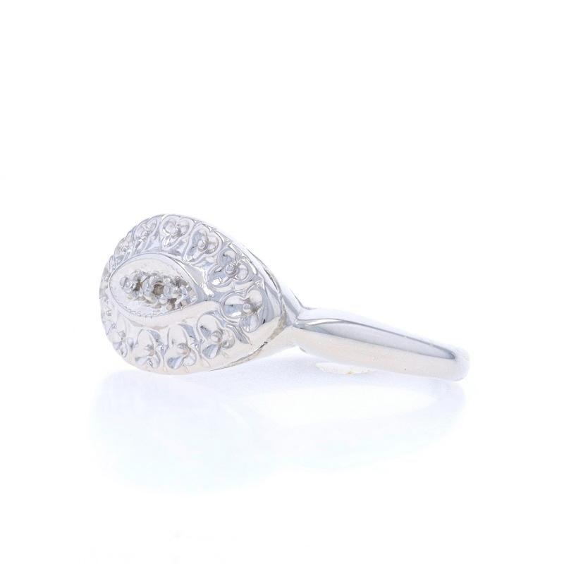 Vintage Dreisteiniger Vintage-Ring aus Weißgold mit Diamanten, 10 Karat einzeln einzelner Karat Jakobsmuschel-Milgrain im Zustand „Hervorragend“ in Greensboro, NC