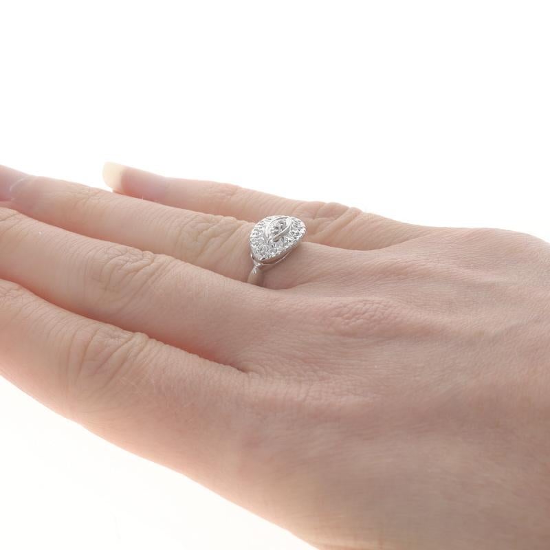 Vintage Dreisteiniger Vintage-Ring aus Weißgold mit Diamanten, 10 Karat einzeln einzelner Karat Jakobsmuschel-Milgrain 1