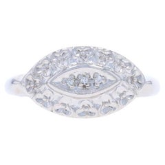Vintage Dreisteiniger Vintage-Ring aus Weißgold mit Diamanten, 10 Karat einzeln einzelner Karat Jakobsmuschel-Milgrain