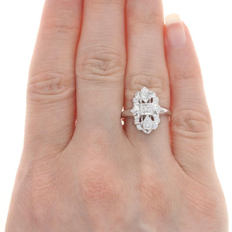 Taille : 6 1/2
Frais de taille : 2 tailles inférieures pour 30 $ et 2 tailles supérieures pour 35 $.

Époque : Vintage

Contenu métallique : Or blanc 14k

Informations sur les pierres

Diamants naturels
Carat(s) : .04ctw
Coupe : Simple
Couleur : G -