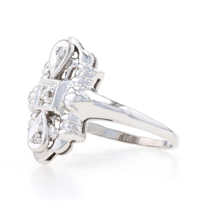 Taille simple Bague en or blanc à trois pierres avec diamants - 14k Single Stone gravée à la main en vente