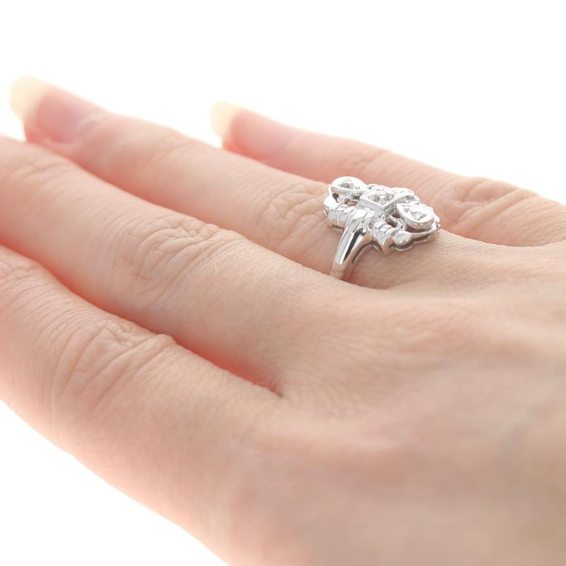 Bague en or blanc à trois pierres avec diamants - 14k Single Stone gravée à la main Excellent état - En vente à Greensboro, NC