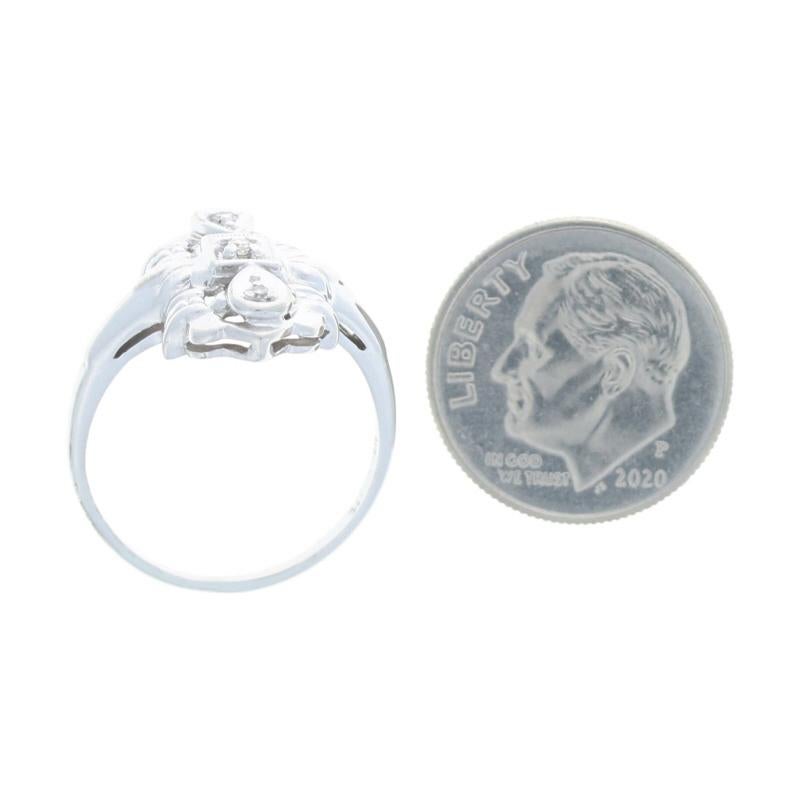 Bague en or blanc à trois pierres avec diamants - 14k Single Stone gravée à la main Pour femmes en vente
