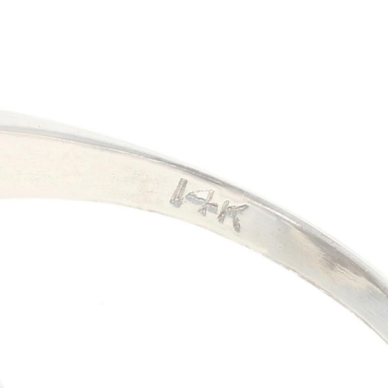 Bague en or blanc à trois pierres avec diamants - 14k Single Stone gravée à la main en vente 1