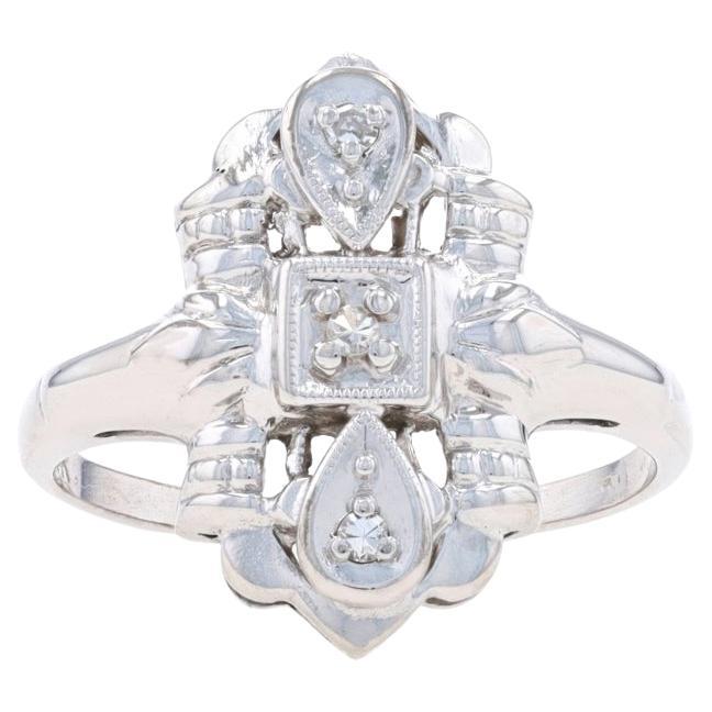 Bague en or blanc à trois pierres avec diamants - 14k Single Stone gravée à la main en vente