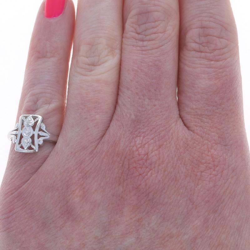 Taille simple Bague à trois pierres en or blanc avec diamant Vintage 14k Single Stone en vente