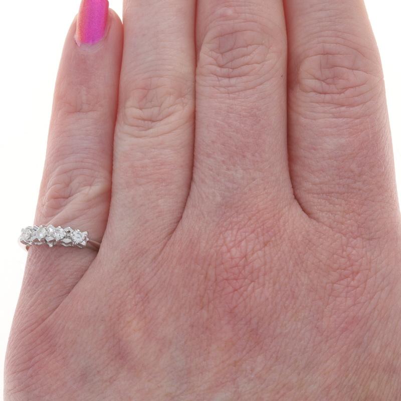 Größe: 5
Gebühr für Größenanpassung: 2 Größen hoch für $50 oder 1 Größe runter für $40

Epoche: Vintage

Metall Inhalt: 14k Weißgold

Informationen zu Stein

Natürliche Diamanten
Karat(e): .24ctw
Schliff: Runder Brillant
Farbe: G - H
Klarheit: