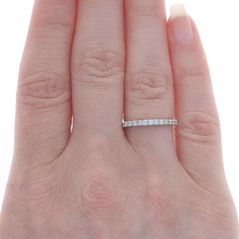 Taglio rotondo Fascia nuziale con diamante in oro bianco - Anello a Brilliante Rotondo da 10k con peso di 0,26 ct. in vendita