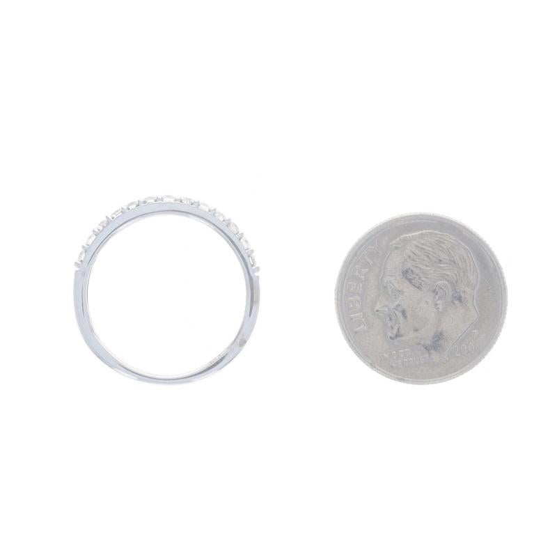 Fascia nuziale con diamante in oro bianco - Anello a Brilliante Rotondo da 10k con peso di 0,26 ct. in vendita 1