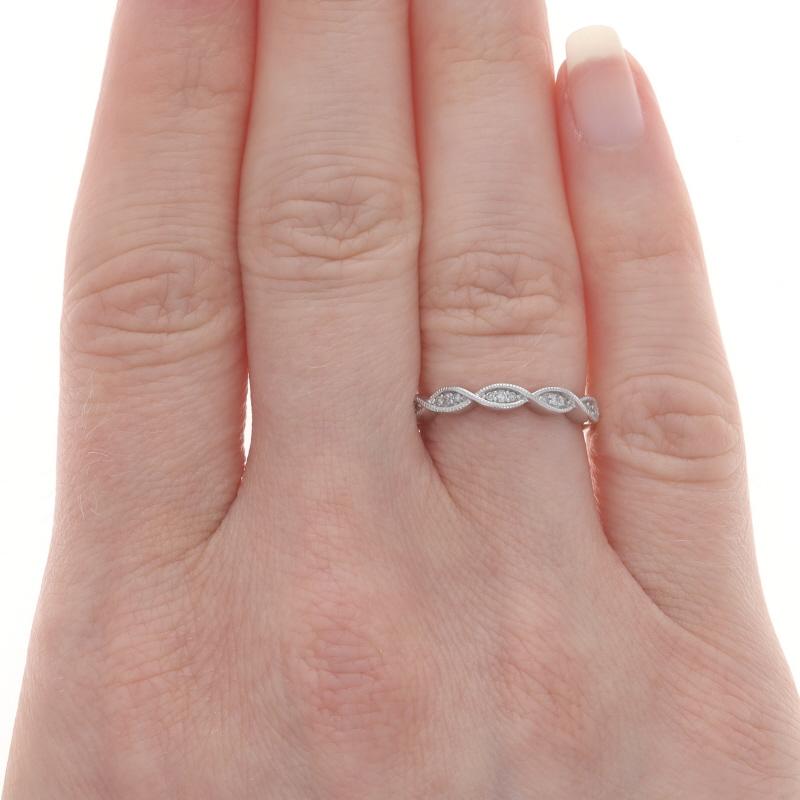 Weißgold-Diamant-Hochzeitsring - 10k Einzelschliff .10ctw Twist Milgrain-Ring (Einfacher Schliff) im Angebot