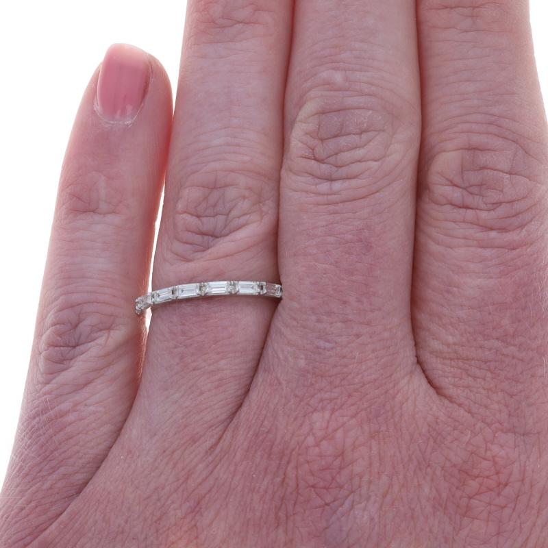 Taglio baguette Fascia nuziale con diamante in oro bianco - Anello 14k Baguette .38ctw in vendita