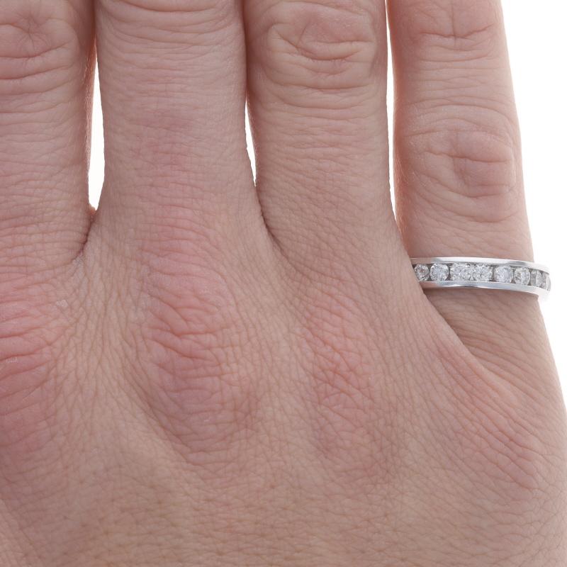 Weißgold-Diamant-Hochzeitsring - 14k runder 1,00ctw Kanalbesetzter Unisex-Ring (Rundschliff) im Angebot