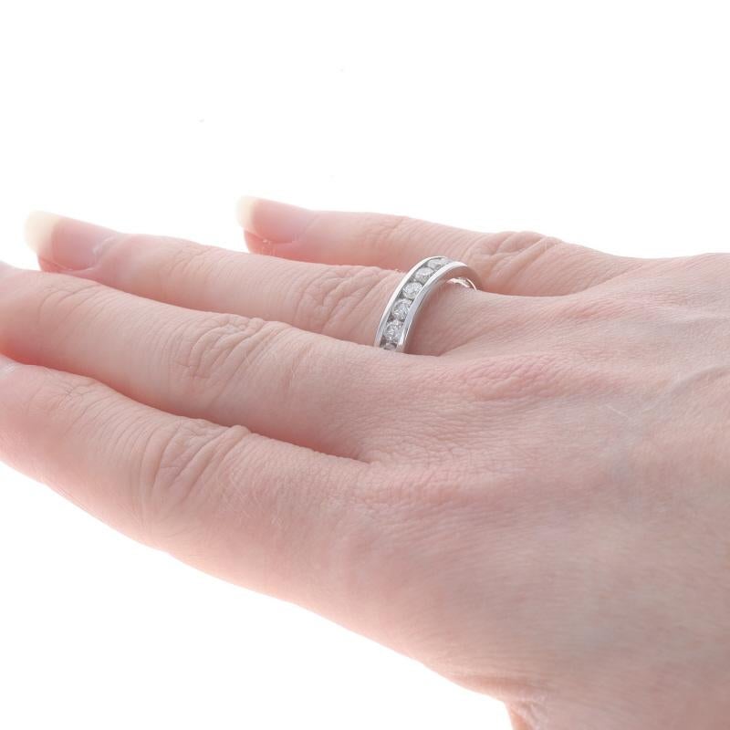 Weißgold-Diamant-Hochzeitsring - 14k runder 1,00ctw Kanalbesetzter Unisex-Ring Damen im Angebot