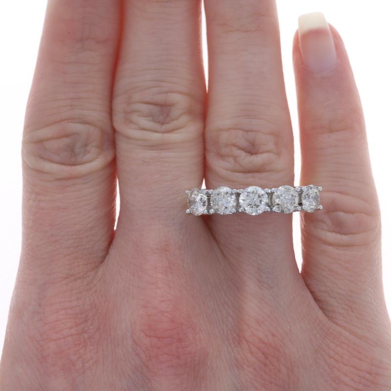 Talla: 6 3/4
Tasa de tallaje: 2 tallas más por 40 $ o 1 talla menos por 35 $.

Marca: Szul

Contenido de metal: Oro blanco de 14 quilates

Información sobre Stone
Diamantes naturales
Quilate(s) 3,00ctw
Talla: Redondo brillante
Color: M - N
Claridad: