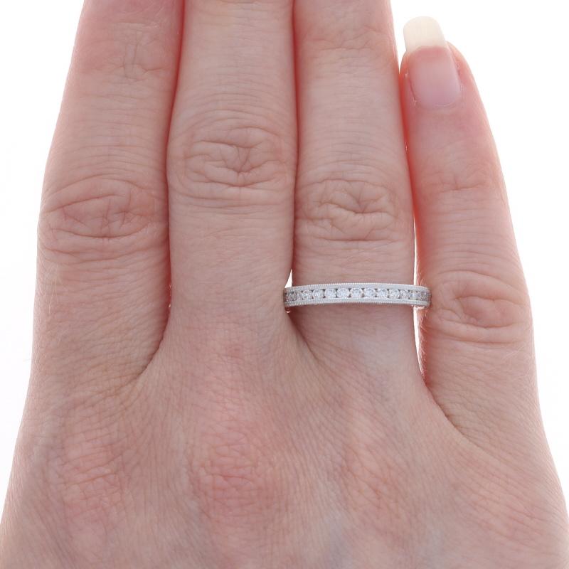 Dimensione: 7

Contenuto del metallo: Oro bianco 14k

Informazioni su A. Stone

Diamanti naturali
Carati: .34ctw
Taglio: Rotondo brillante
Colore: G - H
Chiarezza: VS1 - VS2

Carati totali: .34ctw

Stile: Fede nuziale con pietre
Caratteristiche: