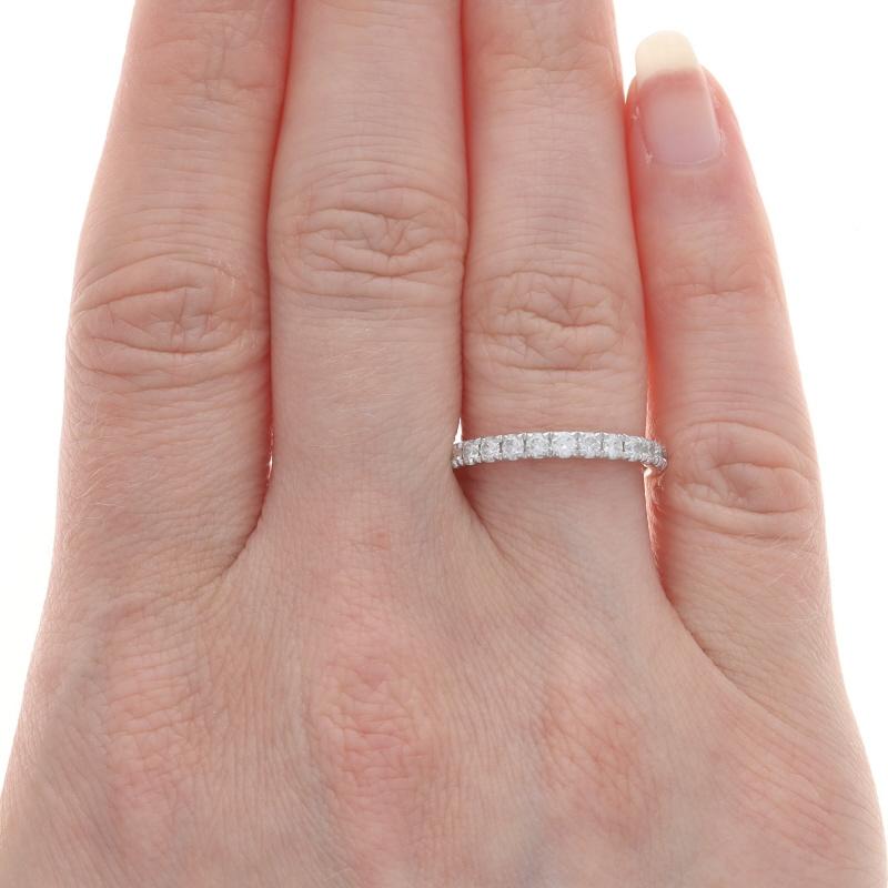 Taille ronde Alliance en or blanc avec diamant - 14k Rond .52ctw French Set Stack Ring en vente