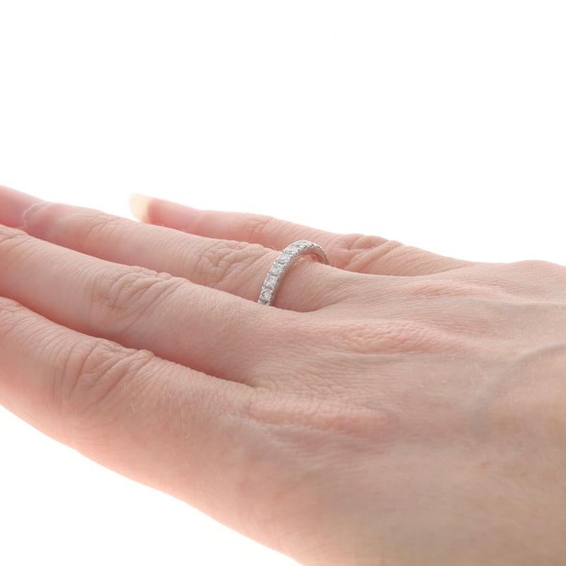 Alliance en or blanc avec diamant - 14k Rond .52ctw French Set Stack Ring Pour femmes en vente