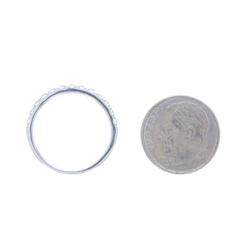 Alliance en or blanc avec diamant - 14k Rond .52ctw French Set Stack Ring en vente 1