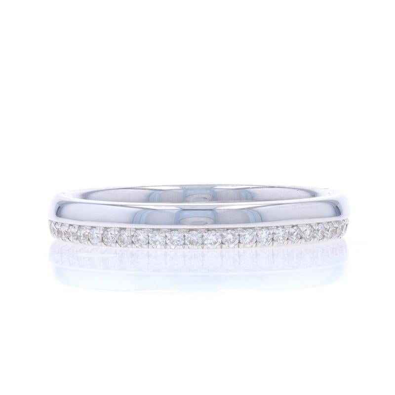 Talla: 6 1/2

Nota: Ponte en contacto con nosotros para solicitar un presupuesto de cambio de tamaño.

Contenido de metal: Oro blanco de 14 quilates

Información sobre Stone

Diamantes naturales
Quilate(s): .16ctw
Talla: Redondo brillante
Color: F -