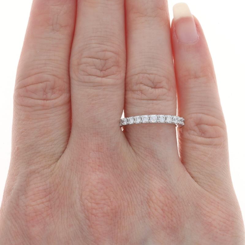Taille ronde Alliance empilable en or blanc 14 carats avec diamants ronds brillants de 2/3 ctw en vente