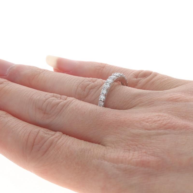 Alliance empilable en or blanc 14 carats avec diamants ronds brillants de 2/3 ctw Pour femmes en vente