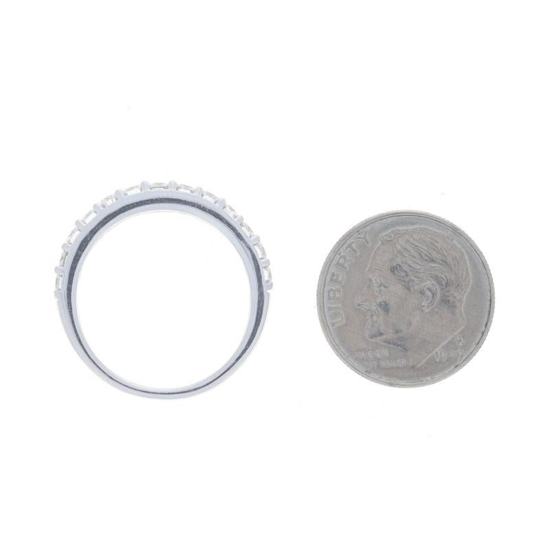Alliance empilable en or blanc 14 carats avec diamants ronds brillants de 2/3 ctw en vente 1