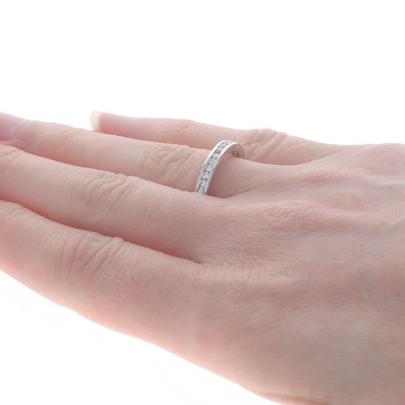 Donna Fascia nuziale in oro bianco con diamanti - Anello con incastonatura a canale in oro tondo Brilliante 14k da 0,21 ct. in vendita