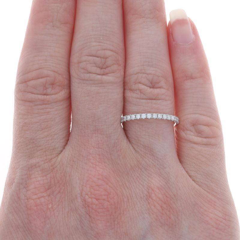 Taglio rotondo Fascia nuziale con diamanti in oro bianco - Anello con diamante tondo Brilliante .25ctw in oro bianco 14k in vendita
