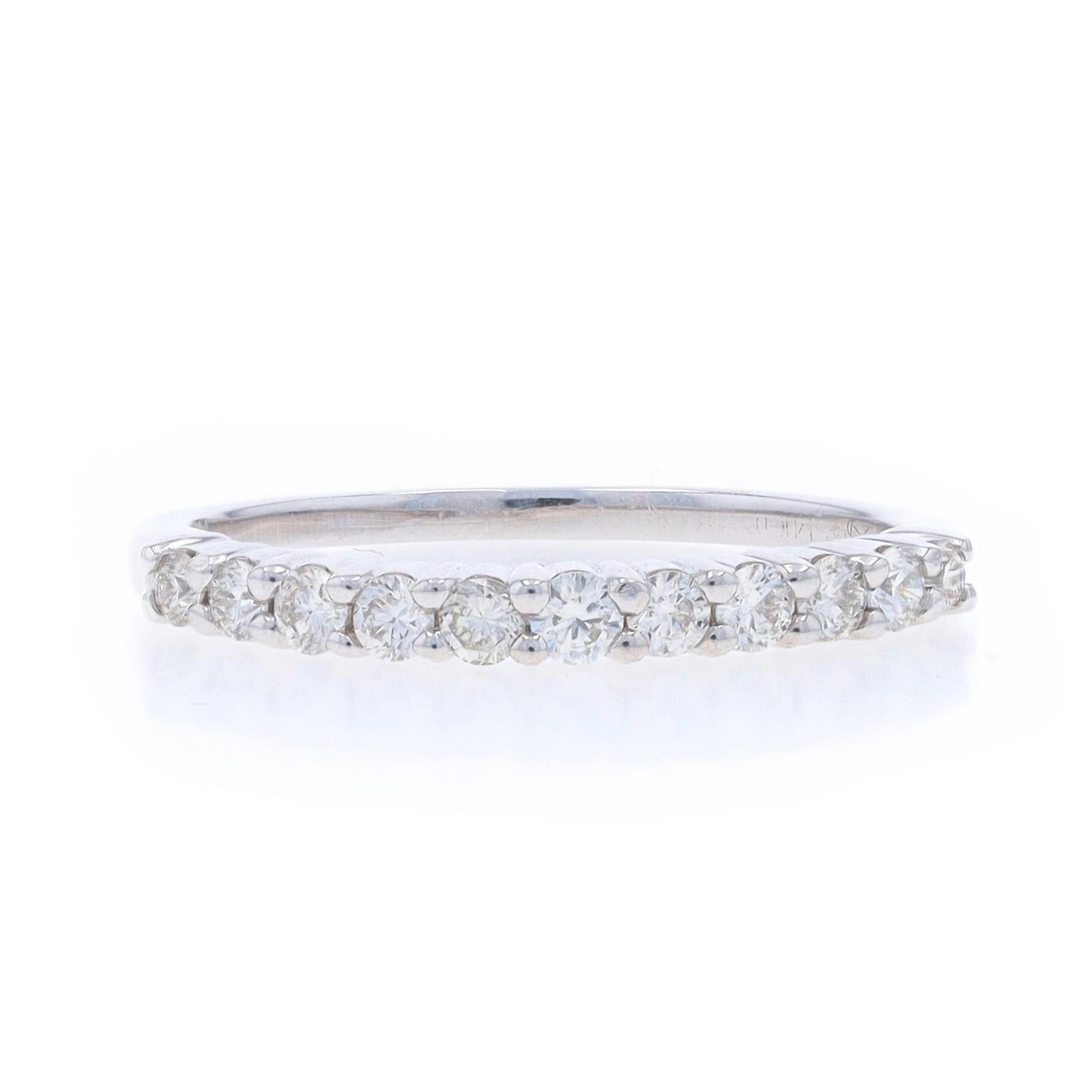 Dimensioni: 5 1/4
Costo della taglia: Up 2 taglie per $40 o Down 1/2 taglia per $30

Contenuto del metallo: Oro bianco 14k

Informazioni su A. Stone

Diamanti naturali
Carati: .30ctw
Taglio: Rotondo brillante
Colore: G - H
Chiarezza: VS1 -