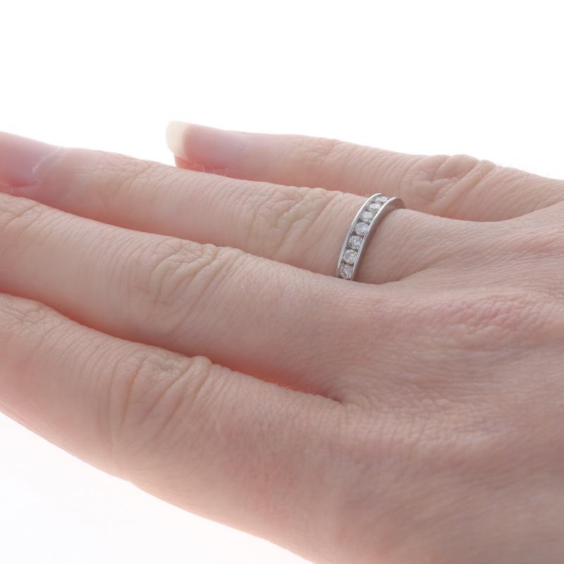 Donna Fascia nuziale in oro bianco con diamanti - Anello con incastonatura a canale in oro tondo Brilliante 14k da 0,33ctw in vendita