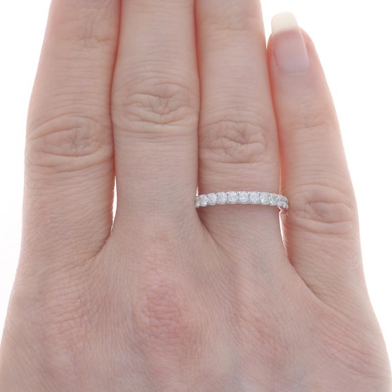 Taille : 7
Frais de taille : Up&Up 2 tailles pour $35 ou Down 1 taille pour $35

Contenu métallique : Or blanc 14k

Informations sur les pierres

Diamants naturels
Carat(s) : .49ctw
Coupe : Brillant rond
Couleur : G - H
Clarté : VS1 - VS2

Total des