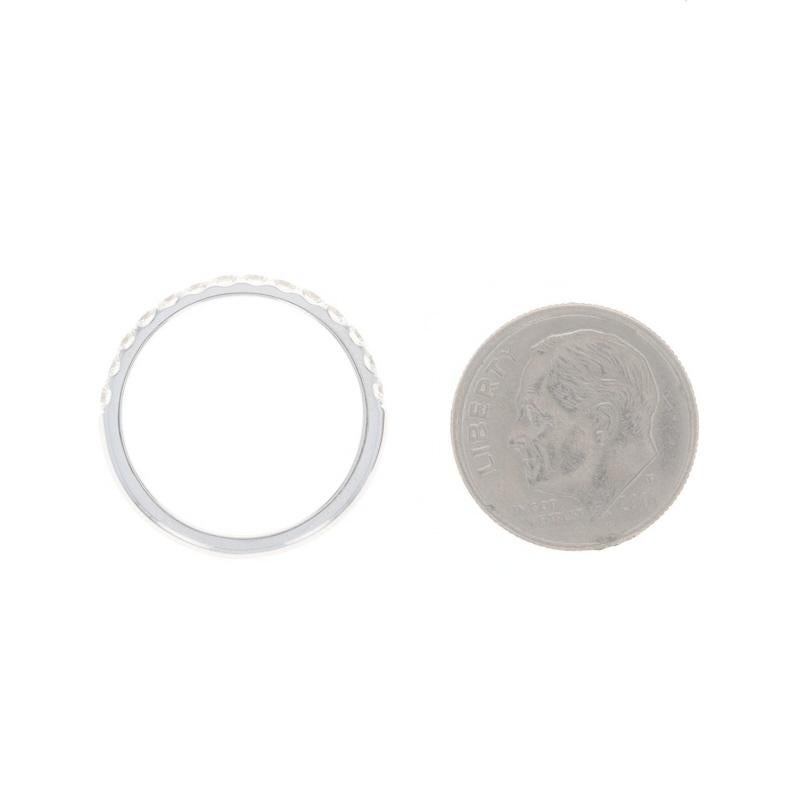 Alliance en or blanc avec diamant - 14k Bague à sertissage français avec diamant rond brillant .49ctw Pour femmes en vente