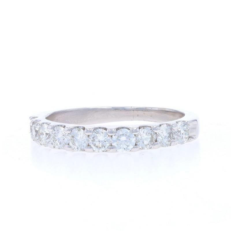 Talla: 5 1/4
Tasa de tallaje: Subir 1/2 talla por 40 $ o Bajar 1/2 talla por 40 $.

Contenido de metal: Oro blanco de 14 quilates

Información sobre Stone

Diamantes naturales
Quilate(s): .70ctw
Talla: Redondo brillante
Color: H - I
Claridad: SI1 -