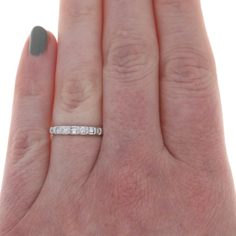 Dimensione: 6
Costo della taglia: Una taglia in più per $40 o una taglia in meno per $40

Contenuto del metallo: Oro bianco 14k

Informazioni su A. Stone

Diamanti naturali
Carati: .25ctw
Taglio: Brillante rotondo e Baguette
Colore: F - G
Chiarezza: