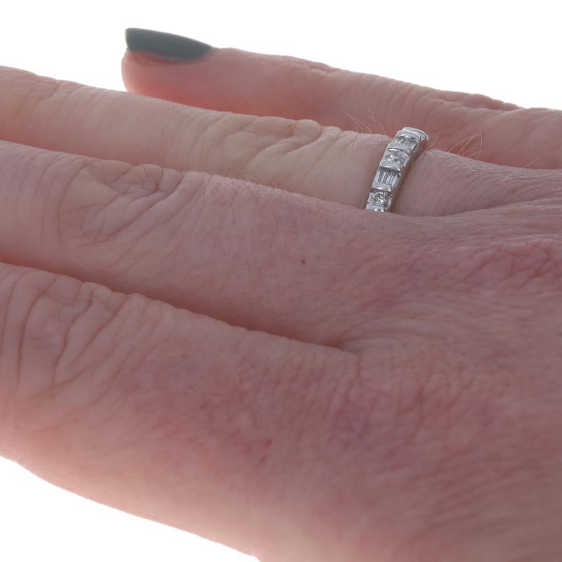 Fascia nuziale con diamante in oro bianco - Anello 14k con diamante rotondo e baguette da 0,25 ct. In condizioni ottime in vendita a Greensboro, NC