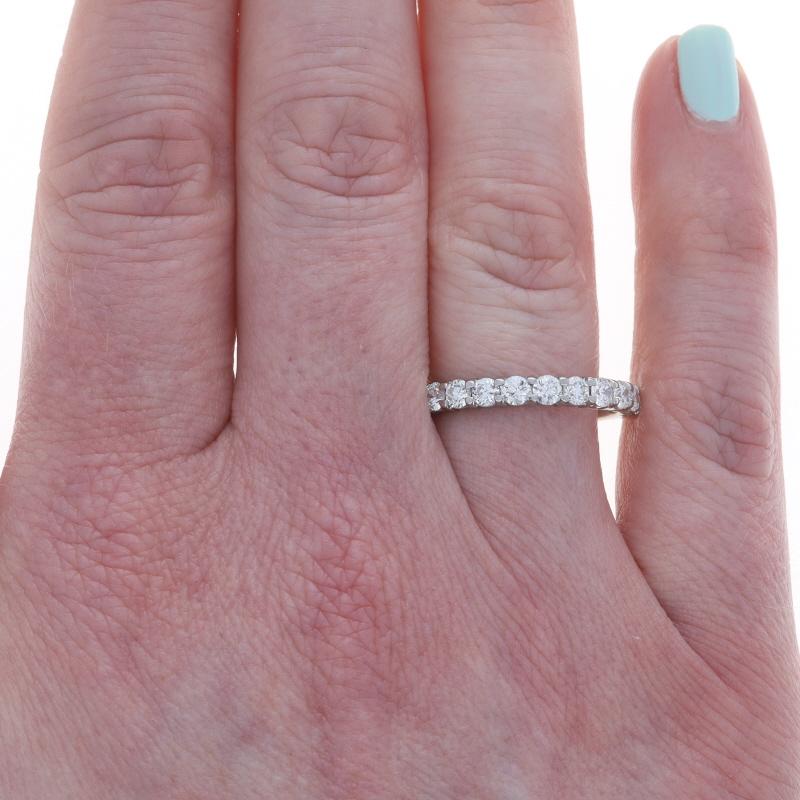Taille ronde Alliance en or blanc avec diamant 18k rond .88ctw Bague empilable en vente