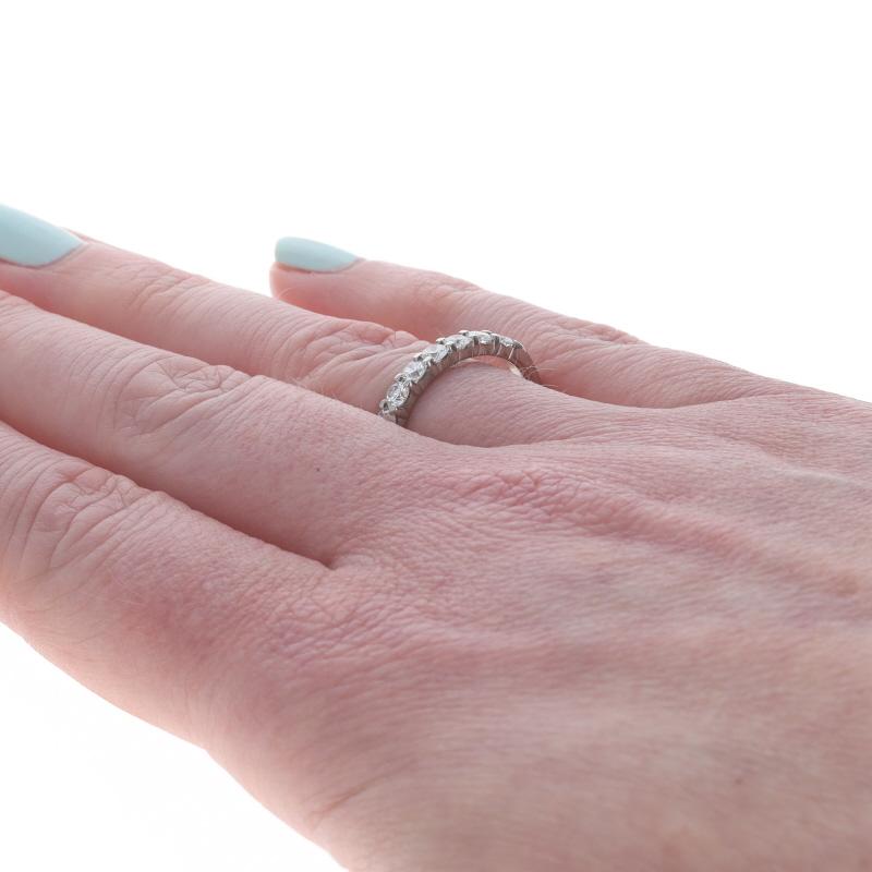 Alliance en or blanc avec diamant 18k rond .88ctw Bague empilable Pour femmes en vente