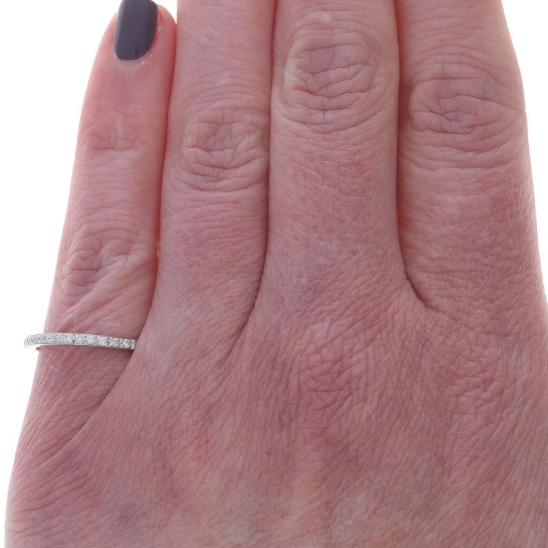 Taille ronde Alliance en or blanc avec diamant - 18k Round Brilliant .10ctw Ring en vente