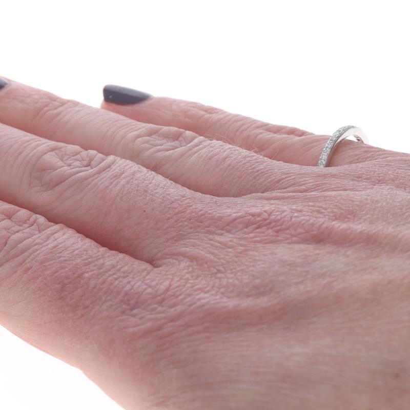 Alliance en or blanc avec diamant - 18k Round Brilliant .10ctw Ring Pour femmes en vente