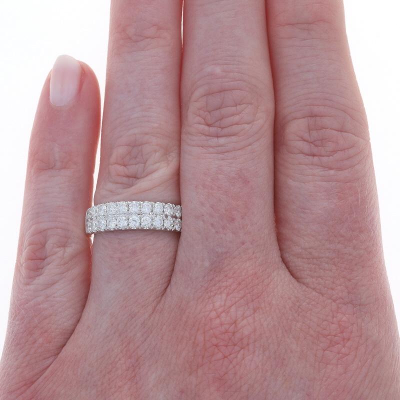 White Gold Diamond Wedding Band 18k Round Brilliant .98ctw French Set Ring Corte redondo en venta