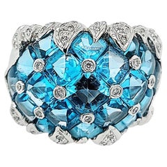 Anello statement in oro bianco con cupola di topazio blu