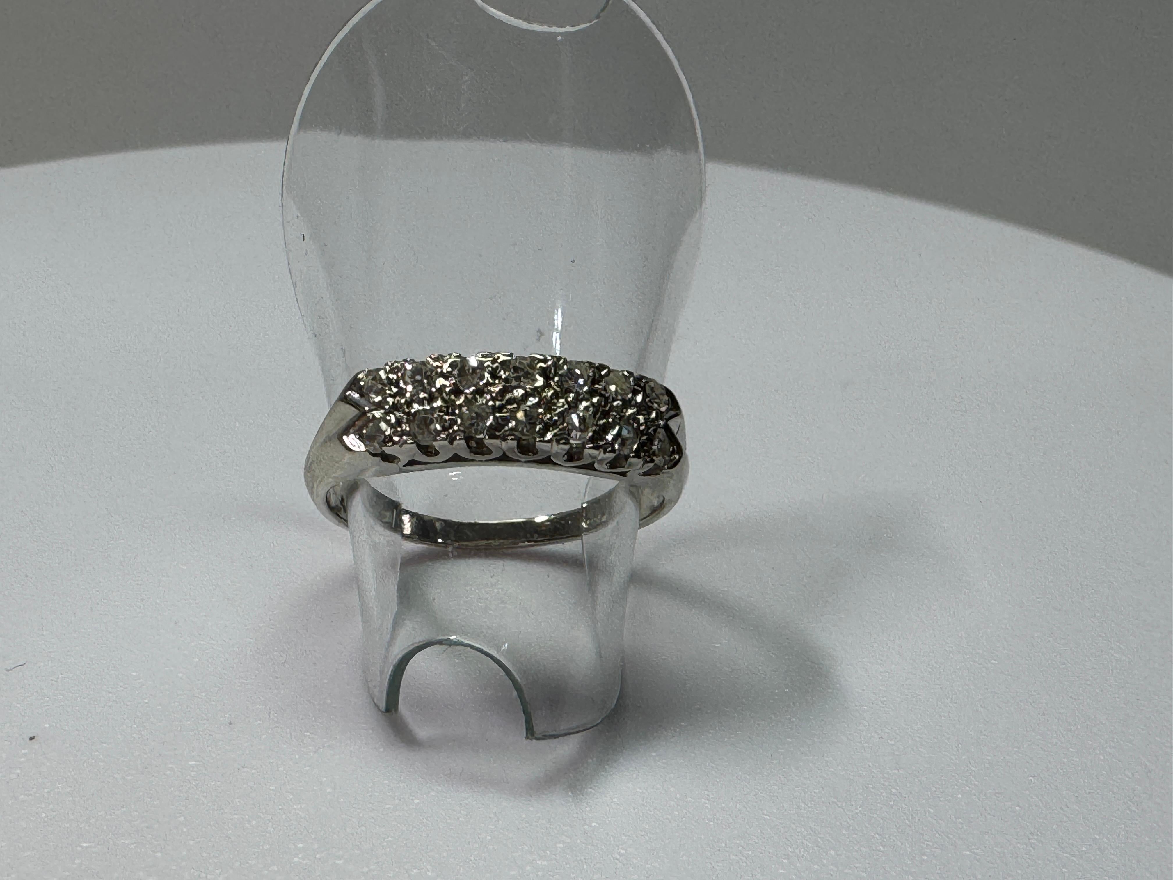 Anello con doppio diamante impilato in oro bianco in vendita 1