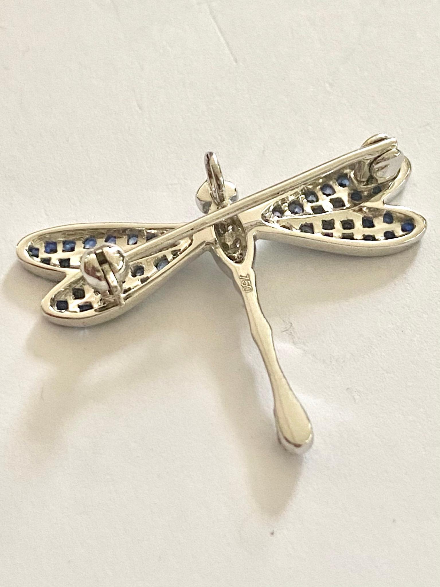 Taille brillant Broche libellule en or blanc sertie de saphirs et de diamants en vente